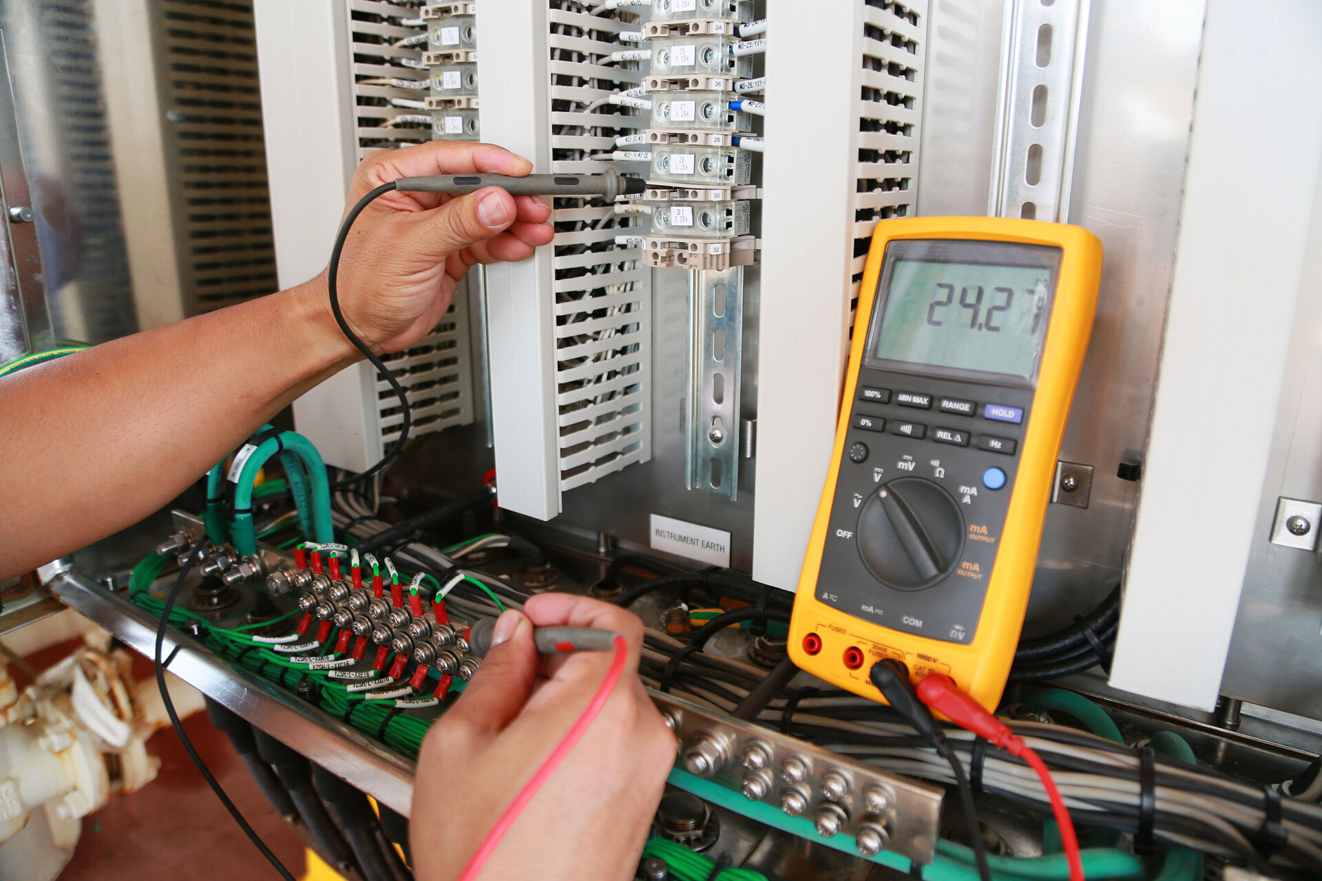 Regelmäßige Prüfungen durch geschulte Techniker sorgen für eine effiziente Funktion von elektrischen Steuereinheiten.