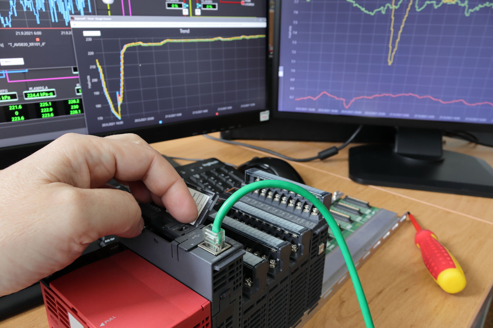 Ein Techniker überprüft und programmiert eine SPS-Einheit für den weiteren Einsatz in der industriellen Fertigung von Produkten.